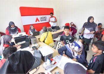MASYARAKAT Orang Asli mendapatkan perkhidmatan perbankan di cawangan Agrobank di Kampung Bawong, Sungai Siput, Perak.