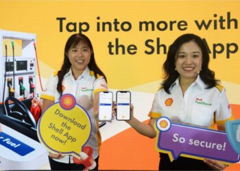 SEOW Lee Ming (kanan) bersama Ketua Pemasaran Mobiliti Shell Malaysia, Yu Li Ching pada majlis pelancaran Shell App di Shell LDP Puchong South. - UTUSAN/SYAKIR RADIN