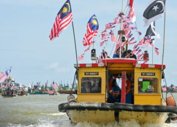 SEBANYAK 12 bot penambang dihiasi Jalur Gemilang pelbagai saiz menelusuri muara Sungai Terengganu sempena program  Berarok Bot Nambang Merdeka dari jeti Seberang Takir. – UTUSAN/PUQTRA HAIRRY