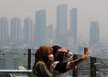 KUALITI udara di Jakarta dan kawasan sekitarnya semakin buruk berikutan pelbagai faktor. - AGENSI