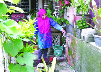 PENDUDUK semakin tertekan dengan masalah gangguan bekalan air yang terus berlarutan tanpa penyelesaian di Felda Panching Utara di Kuantan, Pahang. – UTUSAN/DIANA SURYA ABD WAHAB