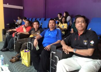 ABDUL Halim Kader (kanan) dan Jais Abdul Karim (dua dari kanan) ketika menonton perlawanan akhir Liga Sepak Takraw 2015 di Stadium Arena, Kuala Lumpur. – FB ABDUL HALIM KADER