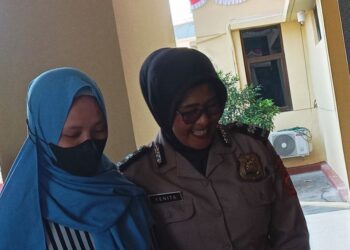 SEORANG wanita menjalani pemeriksaan sebagai mangsa jenayah pemerdagangan orang di Balai Polis Cianjur.-AGENSI