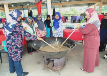 NOR HAFIZAH Othman (tengah) ketika menyertai penduduk menyediakan bubur Asyura di Kampung Labuk Banting dalam siri jelajah kempennya dekat Kubang Semang, Pulau Pinang semalam.