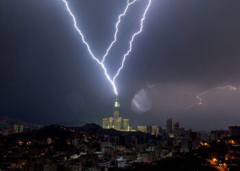 PETIR menyambar menara jam di Mekah, Arab Saudi ketika ribut petir dan hujan lebat melanda. - AFP