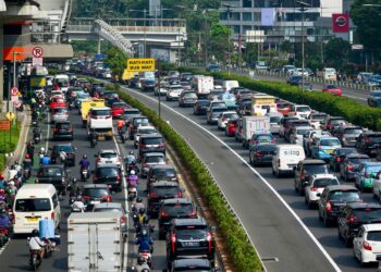 BIARPUN penjawat awam di Jakarta diarahkan bekerja dari rumah, kesesakan trafik di bandar raya itu masih berlaku ekoran pergerakan masyarakat yang tinggi. - AFP