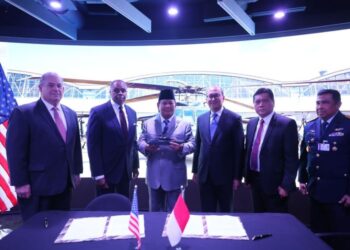 PRABOWO Subianto (tiga dari kiri)  menyaksikan tanda tangan perjanjian antara PT Dirgantara dengan Global Business Development Sikorsky Lockheed Martin berhubung rancangan pembelian helikopter S-70 M Black Hawk di Washington. - AGENSI