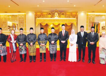 AMINUDDIN Harun (tengah) bersama 10 orang ADUN yang mengangkat sumpah sebagai Ahli Majlis Mesyuarat Kerajaan Negeri Sembilan di Istana Besar Seri Menanti, Kuala Pilah semalam. – GAMBAR/JABATAN PENERANGAN NEGERI SEMBILAN