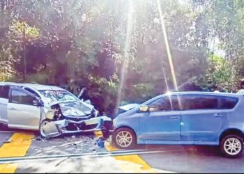 KEADAAN Proton Exora dan Perodua Alza yang remuk dalam kemalangan meragut satu nyawa berhampiran simpang Felda Air Tawar 1, Jalan Kota Tinggi-Sungai Rengit, Johor, kelmarin.