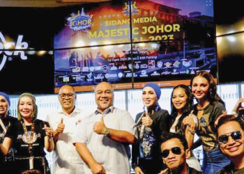 SUHAIRI Hashim (tengah) bersama beberapa artis tempatan yang akan memeriahkan Festival Majestic Johor 2023 di Puteri Harbour, Iskandar Puteri.