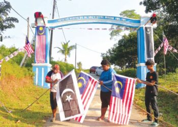 BEBERAPA penduduk Orang Asli Semaq Beri dan Jakun membuat persiapan menyambut Hari Kebangsaan Ke-66 di Kampung Sungai Pergam, Kemaman, Terengganu. - UTUSAN/NIK NUR IZZATUL HAZWANI NIK ADNAN