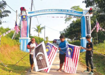 BEBERAPA penduduk Orang Asli Semaq Beri dan Jakun membuat persiapan menyambut Hari Kebangsaan Ke-66 di Kampung Sungai Pergam, Kemaman, Terengganu. - UTUSAN/NIK NUR IZZATUL HAZWANI NIK ADNAN