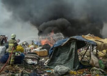 ANGGOTA bomba cuba memadamkan kebakaran di tapak pelupusan sampah Sarimukti di Bandung Barat, wilayah Jawa Barat. - AFP 