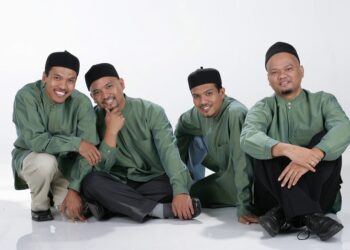 Raihan pernah mempopularkan lagu nasyid berjudul Senyum, mengajak bersedekah paling mudah iaitu dengan melemparkan senyuman sesama kita.