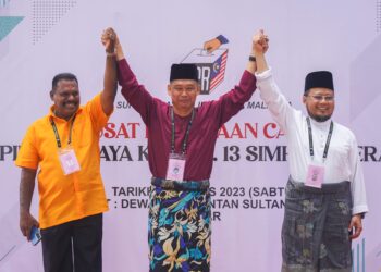 CALON Bebas, S. Jeganathan (kiri), Nazri Abdul Rahman dan Mohd. Mazri Yahya selepas diumumkan sebagai calon PRK Dun Simpang Jeram. – UTUSAN/SHIDDIEQIIN ZON