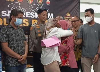 IBU bayi yang tertukar berpelukan selepas mengetahui keputusan ujian DNA di Balai Polis Bogor di Jawa Barat.-AGENSI