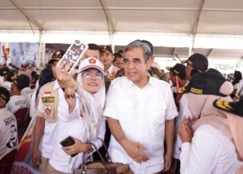 AHMAD Muzani bergambar bersama penyokong ketika menghadiri majlis rapat umum Parti Gerindra di Jonggol, Bogor.-AGENSI