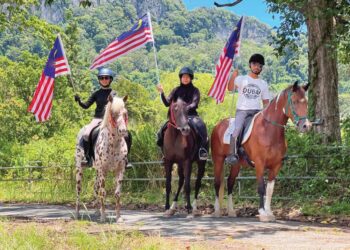 AHLI dari persatuan Pertubuhan Berkuda Perlis menjalani latihan menjelang sambutan perbarisan dan perarakan hari Kebangsaan peringkat negeri Perlis di Stable Sungai Batu Pahat, Kangar, Perlis, semalam.- UTUSAN/MOHD. HAFIZ ABD. MUTALIB