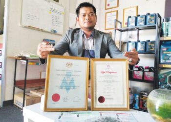 MOHD. Shardi Izwan Abdul Manaf merupakan bekas pelajar kemahiran kini bangga mempunyai bengkel membaiki kereta di Kampung Belukar, Wakaf Bharu, Kelantan. -UTUSAN/ROHANA ISMAIL