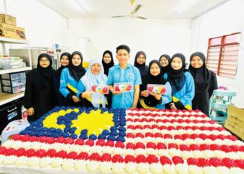 ENGKU Adzhar Engku Mohamad Nor Azlan (barisan hadapan, tengah) bergambar bersama Jalur Gemilang daripada pau landak yang ditempah pelanggannya di Bukit Tok Beng, Kuala Terengganu, semalam. - UTUSAN/KAMALIZA KAMARUDDIN