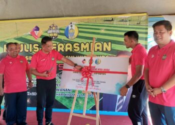 ZULFIKRI Osman memotong reben sebagai tanda perasmian padang sintetik AWM di AKM Seberang Perai Selatan (SPS) di Nibong Tebal, Pulau Pinang semalam.