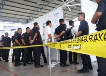 SEBAHAGIAN anggota polis menunggu giliran  untuk menjalankan tanggungjawab sebagai pengundi awal pada PRN Pulau Pinang di IPK Pulau Pinang, George Town, hari ini. - Pic: IQBAL HAMDAN