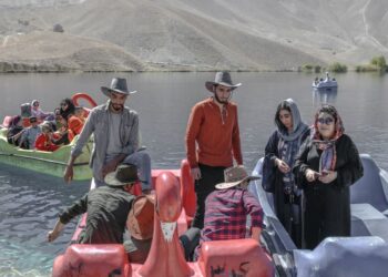 LELAKI dan wanita menaiki bot di tasik Band e-Amir di wilayah Bamiyan, Afghanistan.-AFP