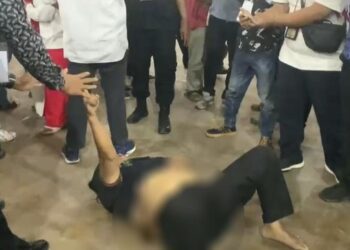 SEORANG wanita mencetus kekecohan di acara rapat umum yang dihadiri Jokowi di Dewan Serbaguna Deli Serdang di Sumatera Utara.-AGENSI