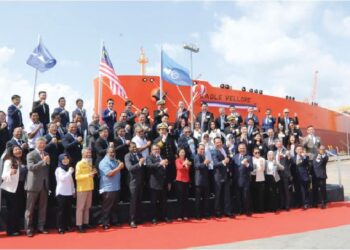 PARA jemputan bergambar berlatarbelakangkan kapal tangki terbesar milik anak syarikat MISC sempena Majlis Penamaan Kapal Tangki Petroleum Eagle Vellore di MMHE, Pasir Gudang.