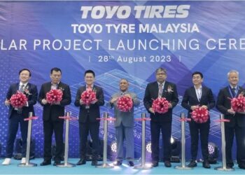 SAARANI Mohamad (tengah) pada perasmian Projek Solar Toyo Tires Malaysia di kawasan Perindustrian Kamunting di Taiping, semalam. - UTUSAN/WAT KAMAL ABAS
