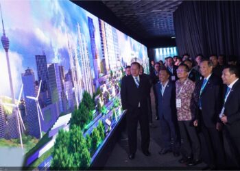 NIK NAZMI Nik Ahmad melihat pameran peralihan tenaga selepas merasmikan Persidangan Peralihan Tenaga 2023 anjuran Tenaga Nasional Berhad di Pusat Konvensyen Kuala Lumpur. - UTUSAN/FAUZI BAHARUDDIN