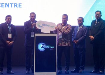 NIK Nazmi Nik Ahmad melancarkan Persidangan Peralihan Tenaga 2023 anjuran Tenaga Nasional Berhad di Pusat Konvensyen Kuala Lumpur, semalam. – UTUSAN/FAUZI BAHARUDIN