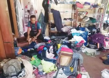 AZLAN Shah Mat Room melihat rumahnya yang berselerak selepas digeledah sekumpulan penyamun bertopeng di Kampung Nibong, Hulu Terengganu, Terengganu. - UTUSAN/NOOR HAYATI MAMAT