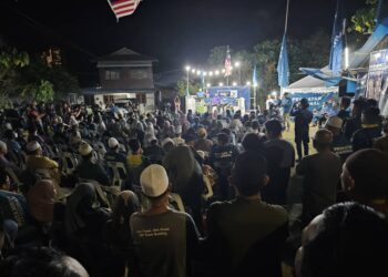 SEBAHAGIAN penyokong PN yang menghadiri ceramah kelompok oleh Tuan Ibrahim Tuan Man dan Dominic Lau di Kampung Masjid, Teluk Kumbar, Pulau Pinang malam ini.