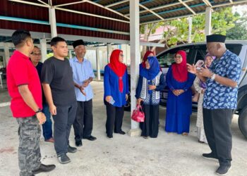 ZAINOL Abidin Mohamad (kanan) bersama jentera parti sewaktu turun ke Fatimah MZ Agrofarm, Changlun, Kedah.-UTUSAN