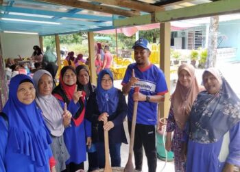 CALON gabungan PH-BN bagi kerusi DUN Telok Bahang daripada UMNO, Ahmad Zaki Shah Shah Headan ketika berkempen bertemu pengundi menerusi pelbagai program yang diadakan di sekitar kawasan DUN Telok Bahang, Pulau Pinang.