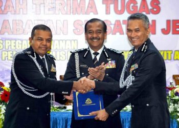 RAZARUDIN Husain (tengah) menyaksikan serah terima tugas antara Ayob Khan Mydin Pitchay dengan Mohd. Shuhaily Mohd. Zain (kanan) di Bukit Aman, Kuala Lumpur, semalam. – UTUSAN/AMIR KHALID
