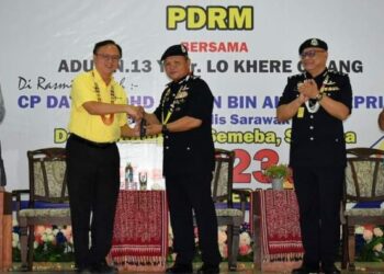 MANCHA Ata (tengah) menyampaikan Surat Watikah Pengiktirafan kepada ADUN Batu Kitang, Lo Khere Chiang dalam Program Kepolisan Komuniti PDRM di Dewan Masyarakat Kampung Semeba, Kuching, hari ini.