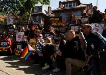 PENUNJUK perasaan menyertai protes menentang undang-undang anti-LGBTQ Uganda di Washington. - AFP