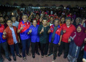 MOHAMAD Sabu bersama calon Pakatan Harapan, Ir. Nazri Abdul Rahman bergambar dengan kepimpinan parti dan orang ramai pada Ceramah Kelompok Pakatan Harapan, di Taman Sri Kasih. – UTUSAN/SHIDDIEQIIN ZON