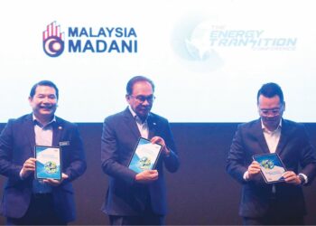 PERDANA MENTERI, Datuk Seri Anwar Ibrahim melancarkan Pelan Hala Tuju Peralihan Tenaga Negara di Kuala Lumpur, semalam. Turut hadir, Rafizi Ramli dan Menteri Sumber Asli dan Perubahan Iklim, Nik Nazmi Nik Ahmad (kanan), – UTUSAN/FAUZI BAHARUDDIN