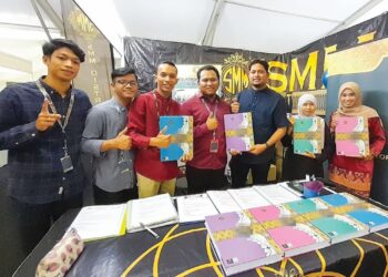 ZUL Hezad Md. Sah (tiga dari kanan) dan kakitangannya yang membantu di reruai SMM Distributor mengajak pengunjung mewakafkan al-Quran sempena MJF 2023 di Puteri Harbour, Iskandar Puteri.