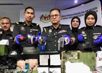 AZMAN Ismail (tengah) menunjukkan barangan tiruan yang dirampas semasa sidang media di Pejabat KPDN  di Kota Bharu, Kelantan hari ini.- UTUSAN/ ROSLIZA MOHAMED