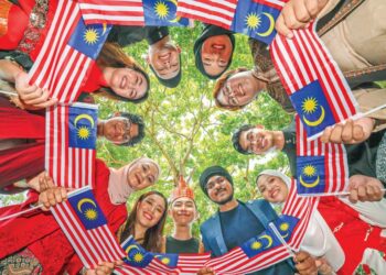 MAHASISWA Universiti Malaysia Terengganu (UMT) yang lengkap berpakaian tradisional kaum dan etnik masing-masing mengibarkan Jalur Gemilang sempena Program Kibar Jalur Gemilang 2023 bagi menyemarakkan lagi Sambutan Bulan Kebangsaan di Terengganu. - UTUSAN/PUQTRA HAIRRY