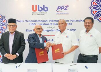 ABDUL Aziz Abdul Rahman (dua kiri) dan Razman Mohd. Noor bertukar dokumen kerjasama strategik antara PPZ-MAIWP dan UBB Investment Bank Limited.