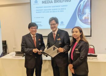 NK Tong (tengah) bergambar selepas taklimat media mengenai Kajian Industri Hartanah REHDA bagi Separuh Pertama 2023 dan Tinjauan Pasaran bagi Separuh Kedua 2023 dan Separuh Pertama 2024 di sini, semalam.