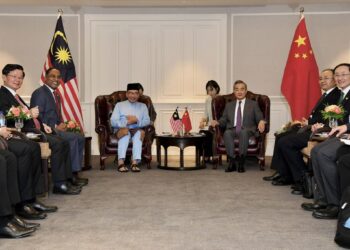 ANWAR IBRAHIM (kiri) bersama Wang Yi dalam satu pertemuan meningkatkan kerjasama pertahanan dua hala di Pulau Pinang, hari ini.