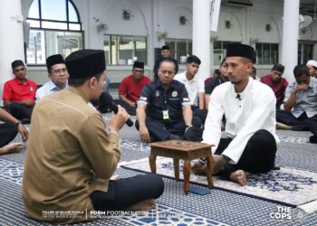 BRUNO Suzuki memeluk agama Islam di Masjid Pulapol Kuala Lumpur awal pagi tadi.