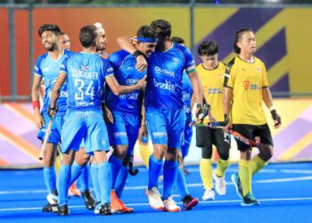 Barisan pemain India meraikan jaringan selepas menewaskan Malaysia 5-0 dalam aksi Trofi Juara-Juara Asia 2023 yang berlangsung di Stadium Mayor Radhakrishnan semalam. (FOTO: AHF/HOCKEY INDIA)
