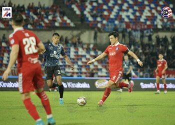 KAPTEN Sabah FC, Park Taesu mengawal bola ketika berdepan KL City FC di Stadium Likas sebentar tadi.-Ihsan MFL